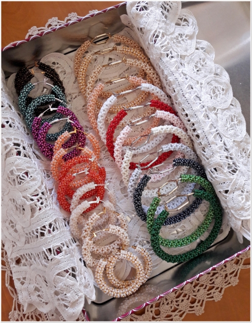 Orecchini e Bracciali di perline colorati